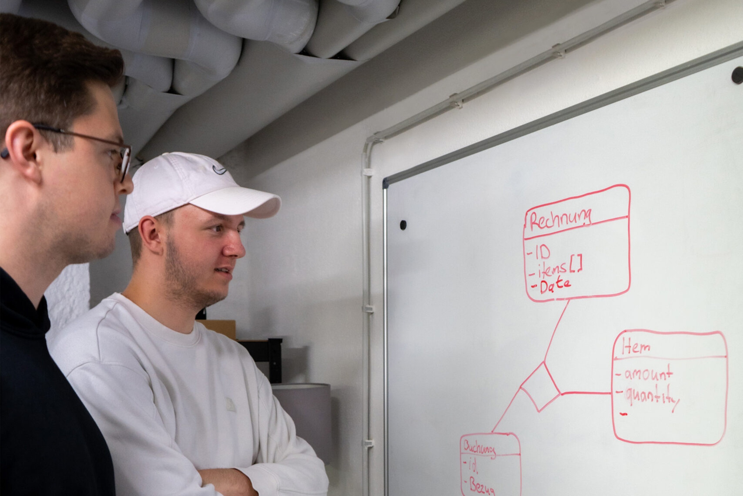 Bild von Nico Werner und Elias Krapf mit Blick auf ein Whiteboard